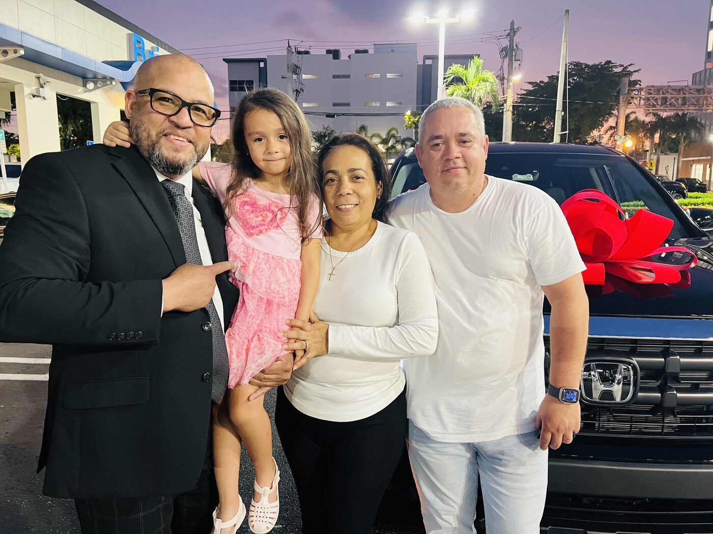 Alexander Montalvo junto a una familia el día de la entrega de su SUV nueva