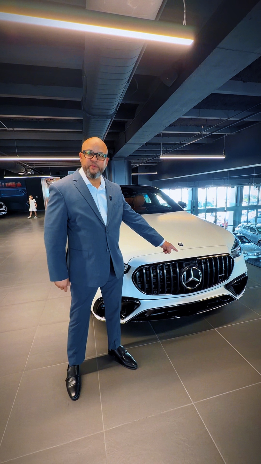 Alexander Montalvo junto a un Mercedes-Benz en Miami