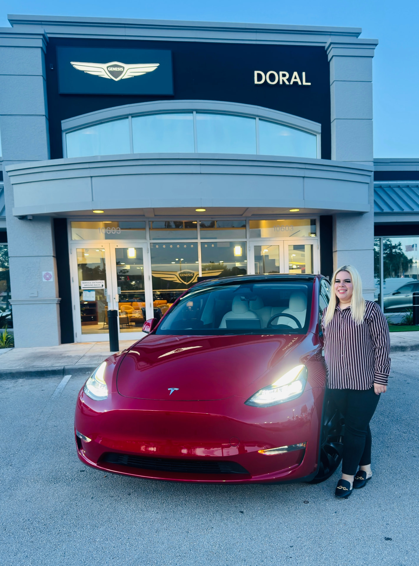 Clienta junto a su Tesla en un dealer de Doral